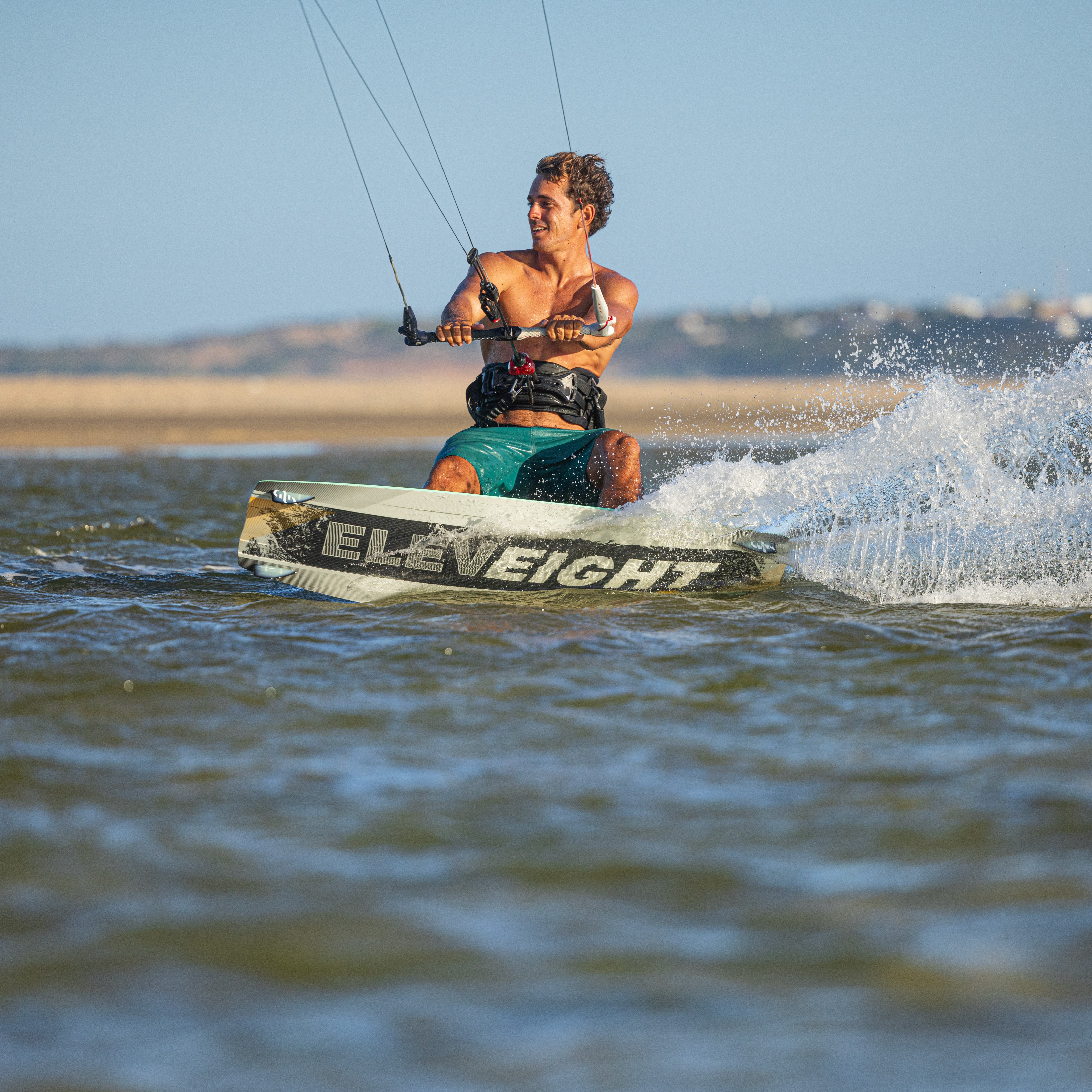 TWINTIP DE KITESURF ELEVEIGHT MASTER C+ V6